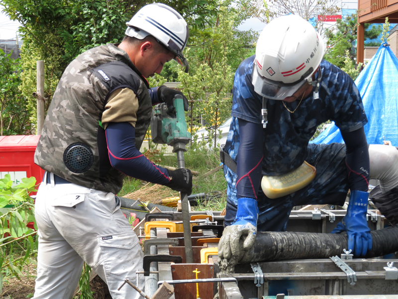 個人住宅の基礎の型枠に、生コンクリートを打設